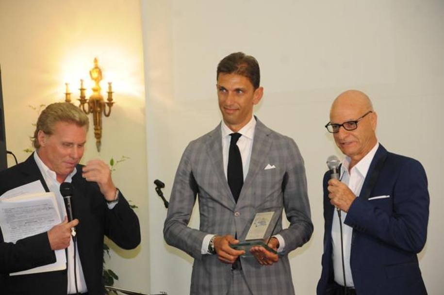 Premiato anche l’arbitro Paolo Tagliavento, qui con il tecnico Olivio Lozzi